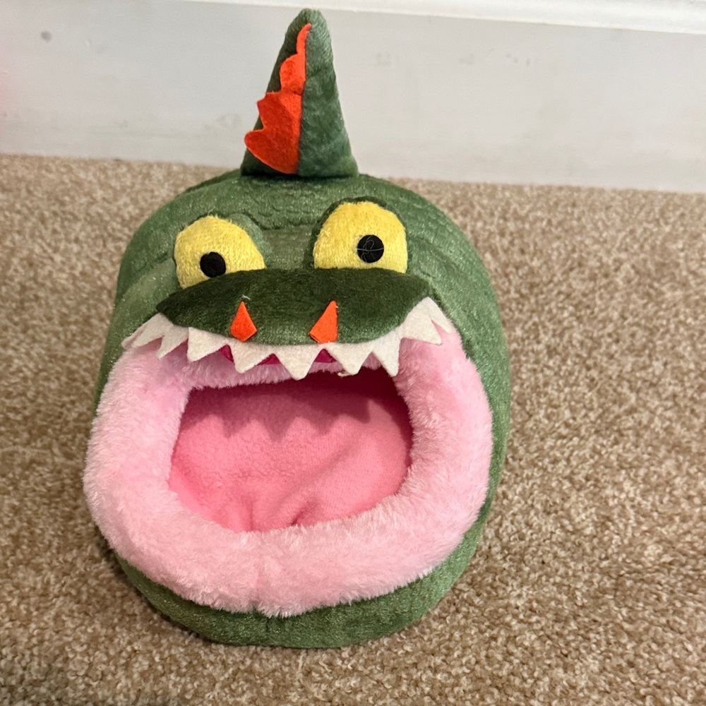 Reptile Plush Hideout - Green and Pink never used but no tags